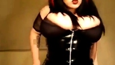 Big-Breasted Gothic BBW on Webcam